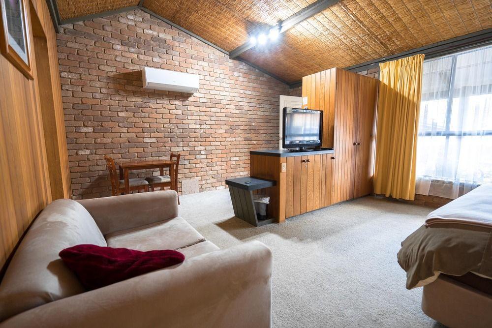 Farnham Court Motel And Restaurant Morwell Exterior photo